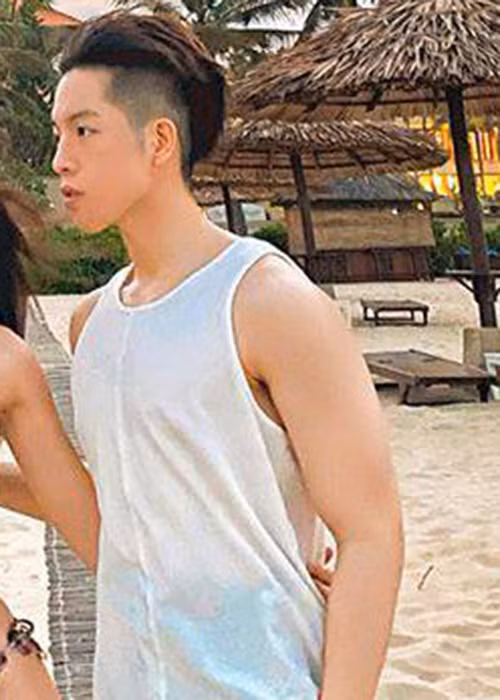 Để có thân hình cơ bắp như hiện tại, Đức Phúc đã chăm chỉ tập gym trong một thời gian.