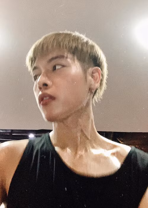 Đức Phúc từng để lộ phần ngực nở nang, rắn chắc trong một buổi tập luyện.