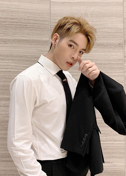 Đức Phúc vốn gắn liền với hình ảnh thư sinh sau khi dao kéo thành công.