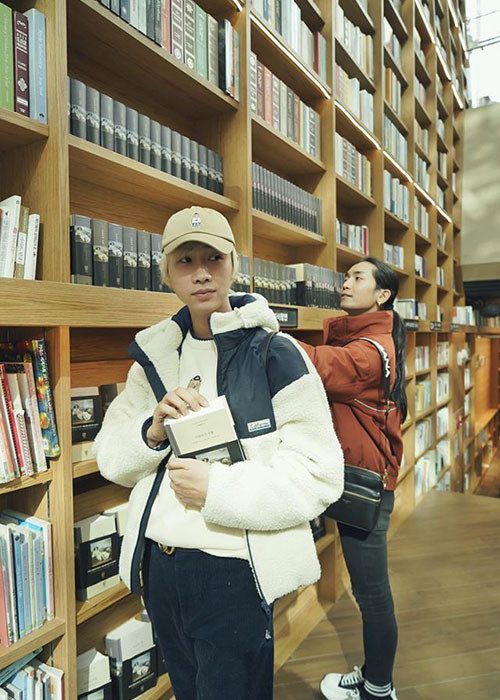 Cùng đi với BB Trần sang Hàn Quốc, Hải Triều trở về nước và tự cách ly. Vì tránh tiếp xúc với nhiều người, cả hai không tham gia các suất diễn kịch mà có đồng nghiệp thay thế.