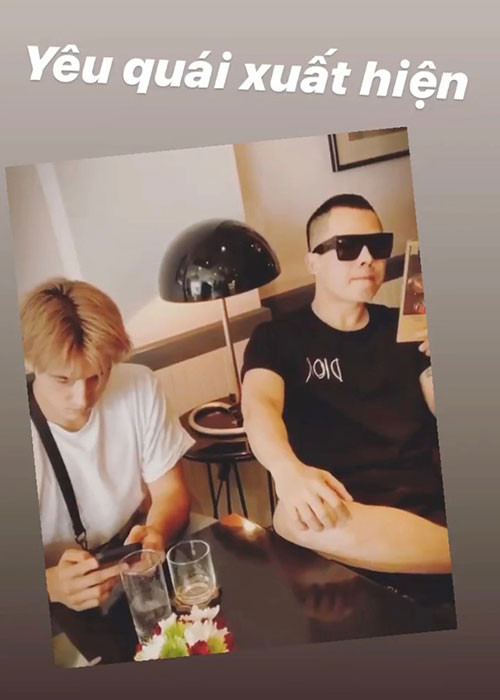 Khắc Tiệp gặp gỡ bạn bè sau khi về nước.