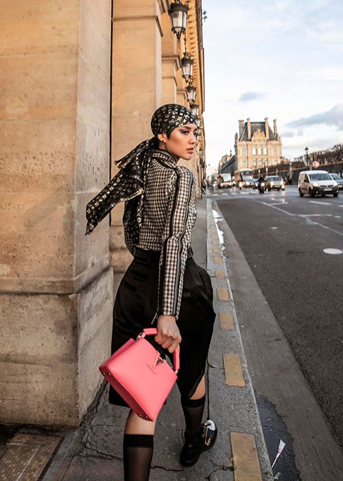 Biết bản thân di chuyển nhiều qua sân bay, nơi đông người nên Khánh Linh tự cách ly ở nhà, không gặp gỡ bố mẹ và bạn bè đến khi chắc chắn không bị bệnh cô mới ra ngoài. Mời quý độc giả xem video "Khai man để trốn cách ly Covid-19 bị phạt ra sao?". Nguồn VTC New