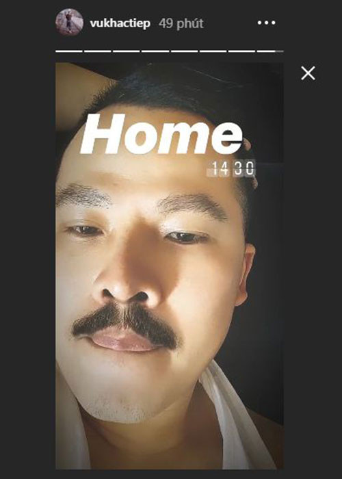 Khi nhận được phản ứng từ khán giả về lý do không bị cách ly, Khắc Tiệp cho biết, anh trở về nước từ ngày 24/2, đến ngày 28/2, mới có thông báo cưỡng chế cách ly với những người từ vùng dịch ở châu Âu trở về. Theo ông trùm chân dài, anh được giám sát y tế chặt chẽ và đang tự cách ly ở nhà.