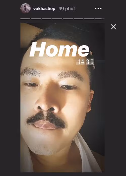 Khi nhận được phản ứng từ khán giả về lý do không bị cách ly, Khắc Tiệp cho biết, anh trở về nước từ ngày 24/2, đến ngày 28/2, mới có thông báo cưỡng chế cách ly với những người từ vùng dịch ở châu Âu trở về. Theo ông trùm chân dài, anh được giám sát y tế chặt chẽ và đang tự cách ly ở nhà.