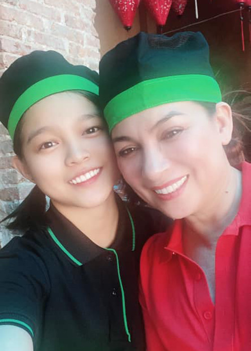 Phi Nhung tạm đóng cửa 2 nhà hàng chay đang kinh doanh từ ngày 16/3. Nữ ca sĩ cho biết, dù chi phí thuê mặt bằng khá lớn nhưng cô vẫn quyết định đề cao sức khỏe của thực khách lên hàng đầu. "Bảo vệ sức khỏe của bà con, bắt buộc phải ngưng thôi... Sức khỏe bà con, cộng đồng là trên hết mặc dù rất buồn", Phi Nhung chia sẻ.