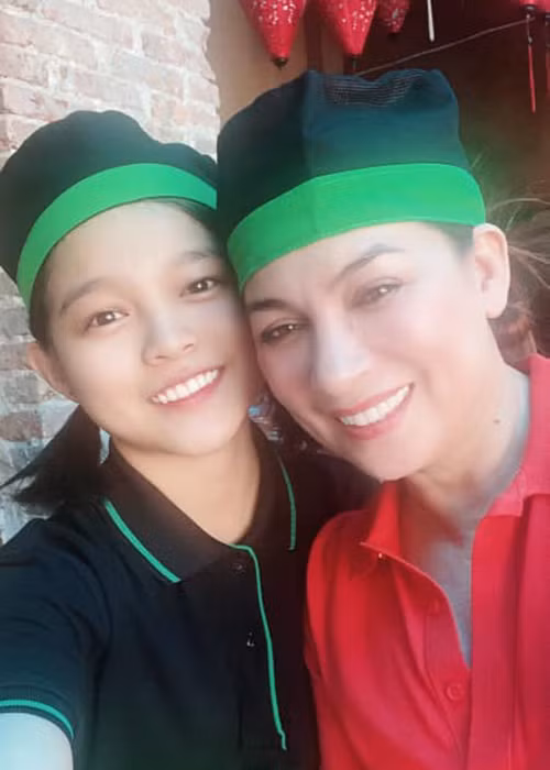 Phi Nhung tạm đóng cửa 2 nhà hàng chay đang kinh doanh từ ngày 16/3. Nữ ca sĩ cho biết, dù chi phí thuê mặt bằng khá lớn nhưng cô vẫn quyết định đề cao sức khỏe của thực khách lên hàng đầu. "Bảo vệ sức khỏe của bà con, bắt buộc phải ngưng thôi... Sức khỏe bà con, cộng đồng là trên hết mặc dù rất buồn", Phi Nhung chia sẻ.