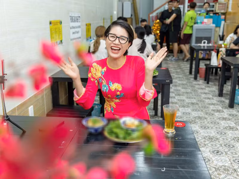 Do Covid-19, cơ sở kinh doanh của Trang Trần thua lỗ nặng. Theo cựu người mẫu, cô phải vay mượn 200 triệu để trả tiền mặt bằng, lương 2 tháng cho nhân viên. Hiện tại, Trang Trần quyết định tạm ngưng kinh doanh đến ngày 1/4, các nhân viên của cô được hưởng lương 50%.