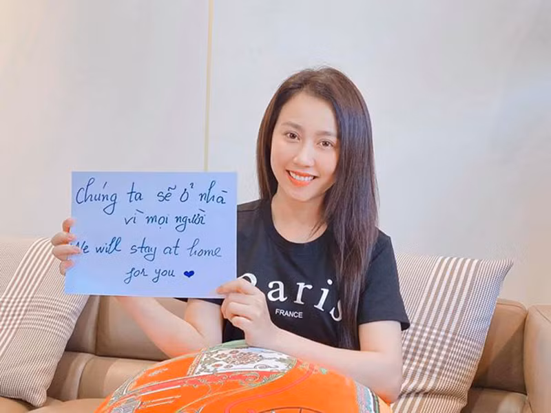 Diễn viên Huỳnh Hồng Loan cho biết, công việc kinh doanh của cô ế ẩm. Sau đó, cô buộc phải dừng hết công việc để về quê nhà Bình Dương sinh sống. Hàng ngày, nữ diễn viên chăm sóc nhà cửa, tập thể dục để giữ sức khỏe. Mời quý độc giả xem video "Chi phí điều trị, cách ly Covid-19 được chi trả thế nào?". Nguồn VTC Now