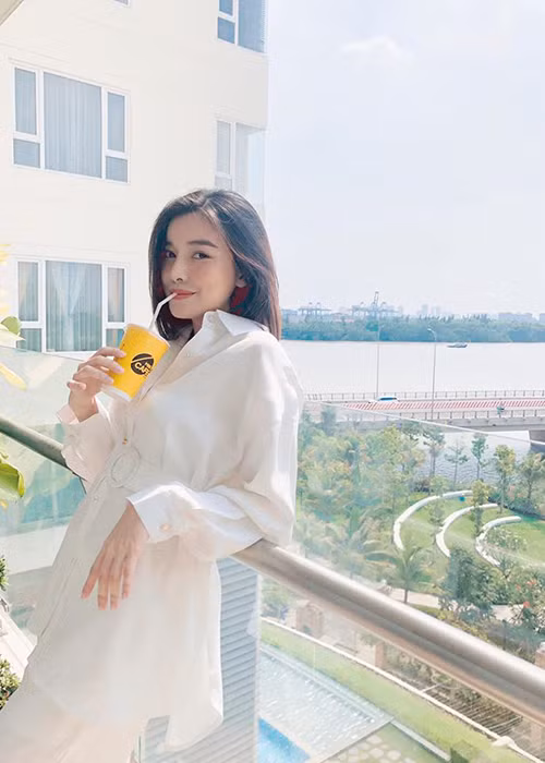 Cao Thái Hà chia sẻ: "Cô chủ nhà dễ thương nhất hệ mặt trời. Thật sự hy vọng các hộ kinh doanh hay doanh nghiệp đều được sự hỗ trợ từ phía chủ nhà. Tình hình Covid-19 căng thẳng, hành động nhỏ thể hiện sự thông cảm và đáng quý lắm mọi người ơi". Tuy nhiên, mới đây, nhà hàng của cô phải đóng cửa theo yêu cầu.