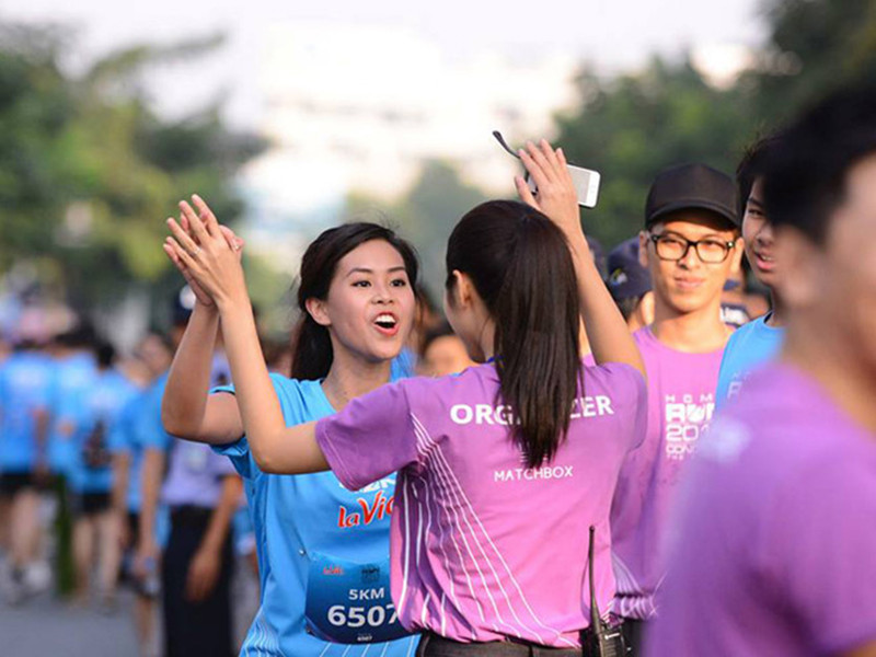 Năm 2013, tham gia giải chạy do vợ chồng Hà Tăng tổ chức, Tiên Nguyễn chạy về phía chị dâu khi về đích. Ảnh: Zing