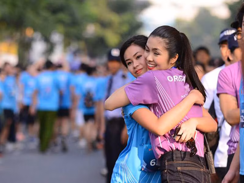 Khoảnh khắc Tiên Nguyễn ôm chầm lấy Hà Tăng chứng tỏ cả hai rất thân thiết. Ảnh: Zing