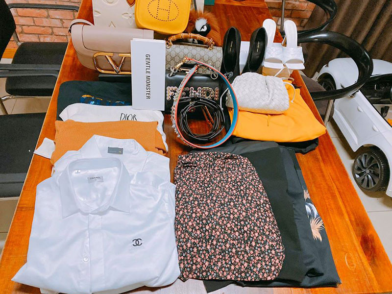 Fan ngất ngây trước những món đồ hiệu từ giày dép đến túi xách của Trà Ngọc Hằng.