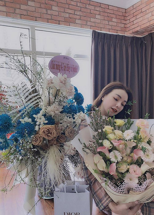 Trà Ngọc Hằng được tặng núi quà hàng hiệu không kém cạnh "nữ hoàng nội y".