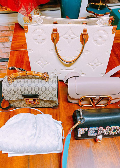 Trà Ngọc Hằng khoe quà 8/3 đồng thời xác nhận đang độc thân.