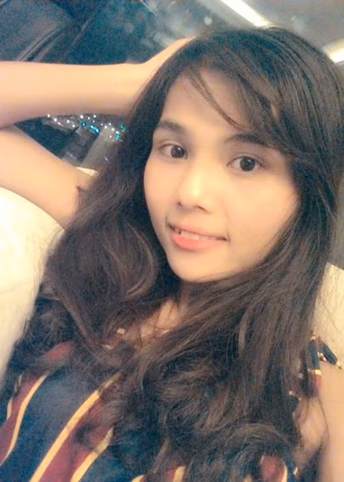 "Chị H'hen là 1 chị gái tốt, biết yêu thương, chăm sóc và giúp đỡ gia đình. Chị ấy cũng là một người vô cùng mạnh mẽ, không bao giờ gục ngã. Cảm xúc của em lúc chị H'Hen đăng quang là rất vui mừng, đó là một niềm tự hào đối với gia đình em nói riêng và buôn làng của chúng em nói chung", H'min chia sẻ khi chị gái đăng quang.