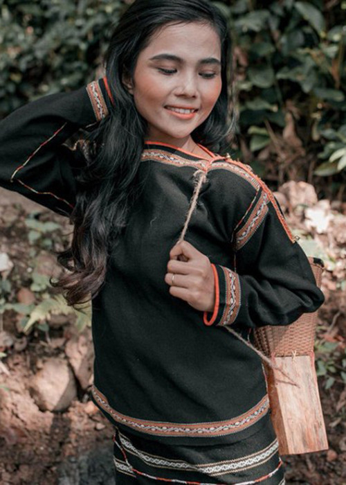 Cuộc sống bên chồng con của em gái H'hen Niê đầy bình yên, hạnh phúc.