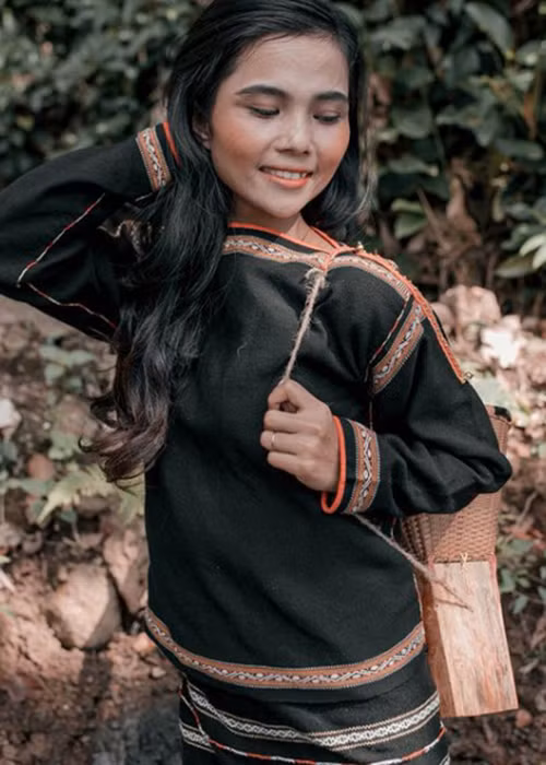 Cuộc sống bên chồng con của em gái H'hen Niê đầy bình yên, hạnh phúc.