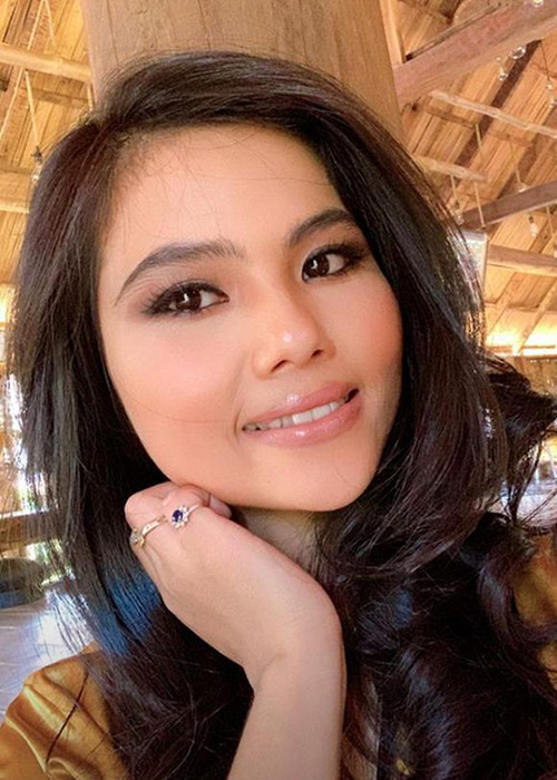 H'min sinh năm 1995, kém chị gái hoa hậu 3 tuổi. Cô được nhiều người nhận xét là hao hao H'hen Niê đến 90%.