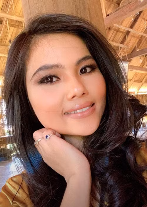 H'min sinh năm 1995, kém chị gái hoa hậu 3 tuổi. Cô được nhiều người nhận xét là hao hao H'hen Niê đến 90%.