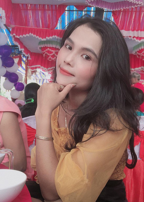 Em gái của H"hen Niê ăn mặc điệu đà, biết cách trang điểm.