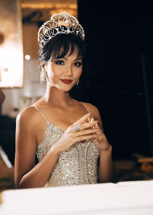 Trong khi H'min đã lập gia đình, H'hen Niê hiện vẫn độc thân.