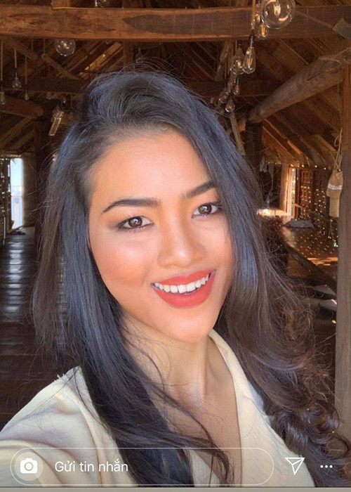 Mới đây, H'hen Niê khoe cháu gái xinh đẹp. Nàng hoa hậu tiết lộ, cháu gái đang học lớp 11, giống cô nhất vì có chiều cao ấn tượng, body chuẩn và cằm Vline.