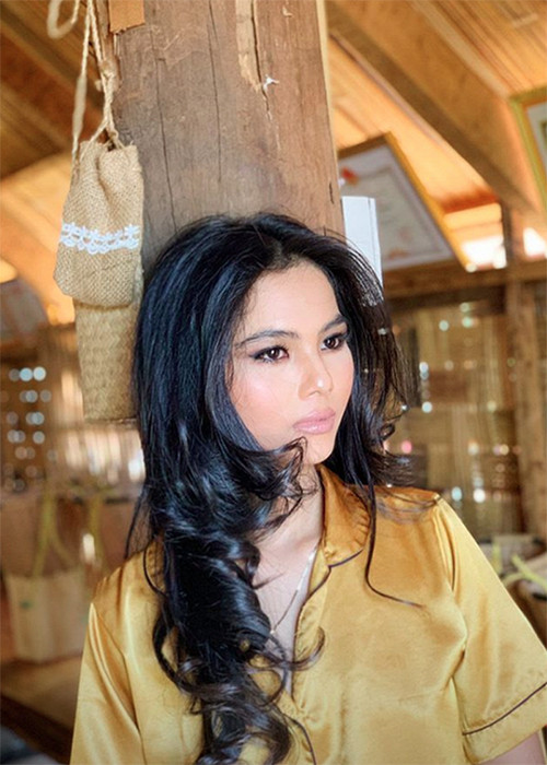 Qua bàn tay trang điểm của chị gái, H'min được nhận xét xinh đẹp, quyến rũ hơn.