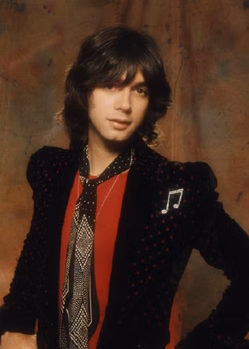 Cố ca sĩ kiêm nhạc sĩ xếp hạng nổi tiếng thứ 77.143 trên thế giới và thứ 1.187 trong danh sách Ca sĩ nhạc Rock nổi tiếng. Ảnh: Một thế giới