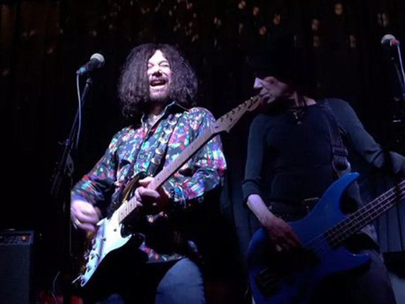 Huyền thoại nhạc Rock sinh năm 1951, tại thành phố The Bronx, bang New York, Mỹ. Ông là thành viên của ban nhạc rock The Arrows cùng tay trống Paul Varley và tay guitar Jake Hooker. Ảnh: Gia đình xã hội