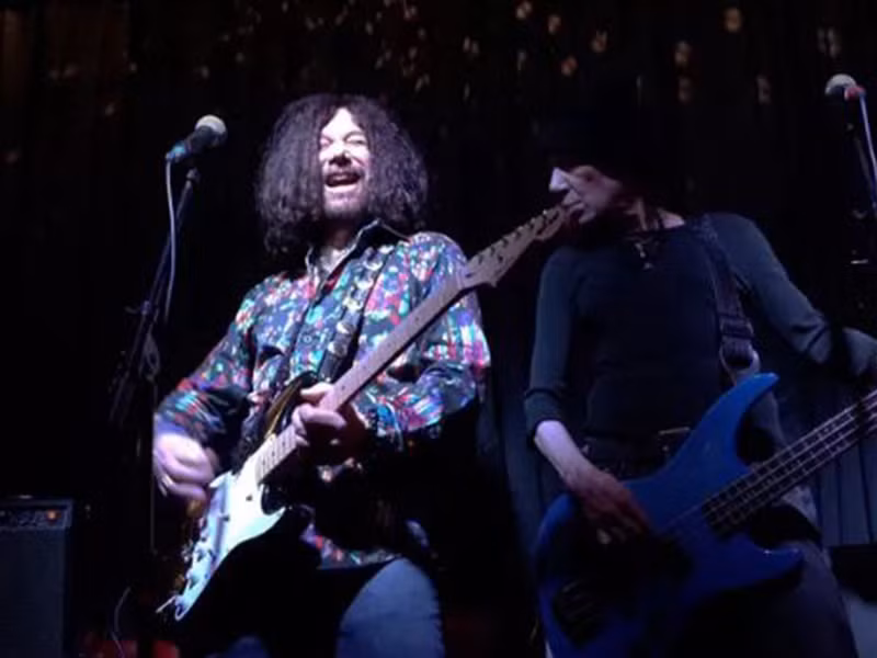 Huyền thoại nhạc Rock sinh năm 1951, tại thành phố The Bronx, bang New York, Mỹ. Ông là thành viên của ban nhạc rock The Arrows cùng tay trống Paul Varley và tay guitar Jake Hooker. Ảnh: Gia đình xã hội