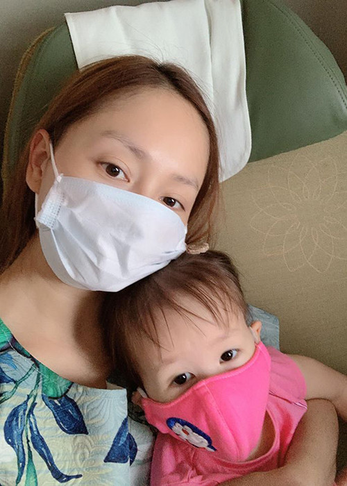 Từ đầu tháng 3, Lan Phương đưa con gái vào Sài Gòn để tiện công việc quay phim, gameshow. Do mùa Covid-19, công việc của cô bị hoãn lại trong khi đó ông xã của cô ở Hà Nội không thể bay vào Sài Gòn vì tính chất công việc. Cuối cùng, Lan Phương quyết định đưa con đi máy bay ra Hà Nội với chồng.