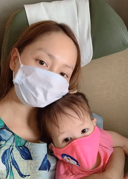 Từ đầu tháng 3, Lan Phương đưa con gái vào Sài Gòn để tiện công việc quay phim, gameshow. Do mùa Covid-19, công việc của cô bị hoãn lại trong khi đó ông xã của cô ở Hà Nội không thể bay vào Sài Gòn vì tính chất công việc. Cuối cùng, Lan Phương quyết định đưa con đi máy bay ra Hà Nội với chồng.