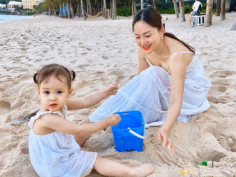 Bé Lina chào đời năm 2018, ngoan ngoãn, đáng yêu.