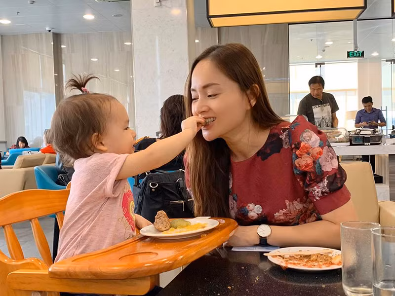 Lan Phương thường xuyên đưa con gái nhỏ cùng đi quay hình.