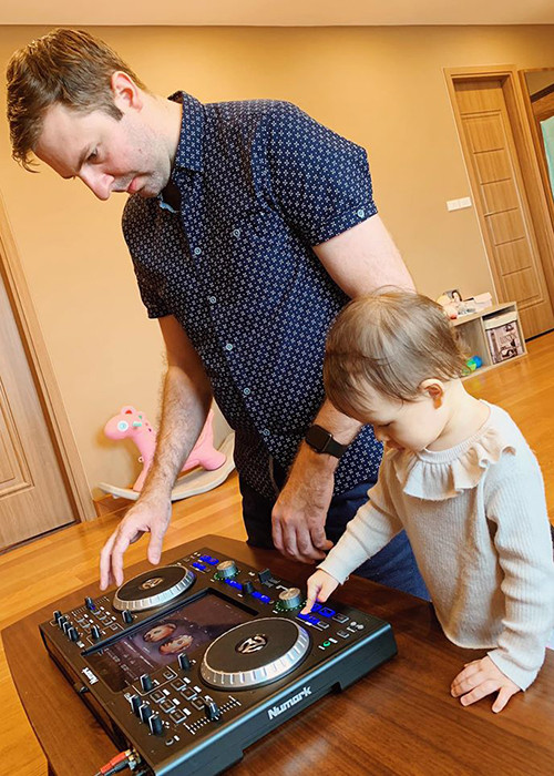 Ông xã ngoại quốc của Lan Phương khéo chăm con gái.