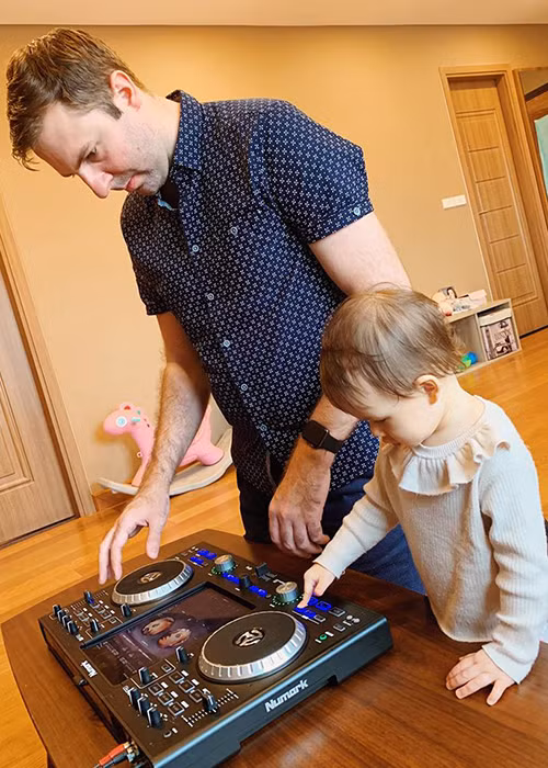 Ông xã ngoại quốc của Lan Phương khéo chăm con gái.