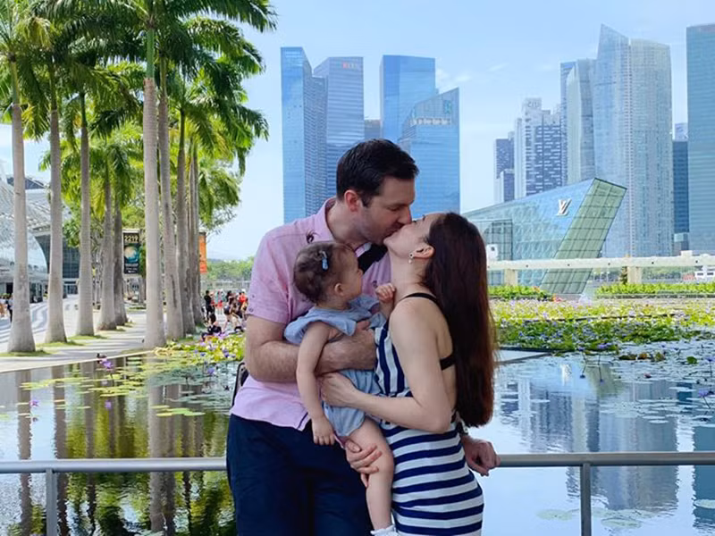 Vì công việc nên từ đầu tháng 3, Lan Phương và con gái vào Sài Gòn sinh sống một thời gian. Thỉnh thoảng chồng của cô bay vào thăm vợ con.