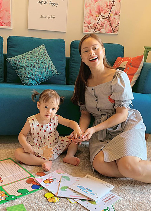 Lan Phương chia sẻ, con gái mê màu sắc, biết vẽ lúc 18 tháng tuổi, mê piano lúc 20 tháng, có thể cầm tạ 2kg và biết mặt chữ cái, chữ số với hình khối.
