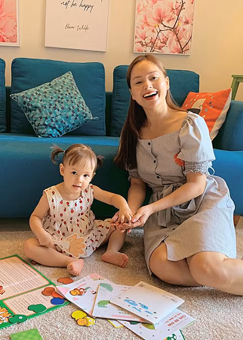 Lan Phương chia sẻ, con gái mê màu sắc, biết vẽ lúc 18 tháng tuổi, mê piano lúc 20 tháng, có thể cầm tạ 2kg và biết mặt chữ cái, chữ số với hình khối.