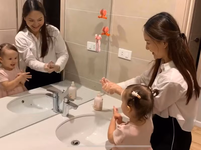 Lan Phương còn kể, bé Lina hiểu mọi thứ, ngồi yên lắng nghe và chơi một cách rất đáng yêu chứ không phá phách.