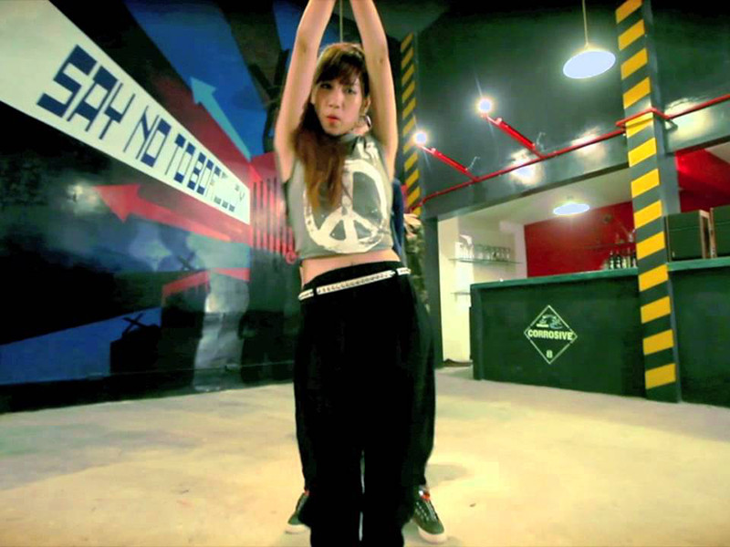 Min tham gia buổi Audition của nhóm nhảy St319 rồi trở thành một vũ công. Khi khẳng định tên tuổi ở nhóm nhảy St319, Min chuyển sang đi hát.