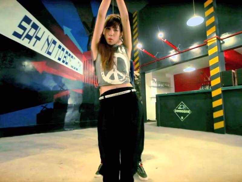 Min tham gia buổi Audition của nhóm nhảy St319 rồi trở thành một vũ công. Khi khẳng định tên tuổi ở nhóm nhảy St319, Min chuyển sang đi hát.