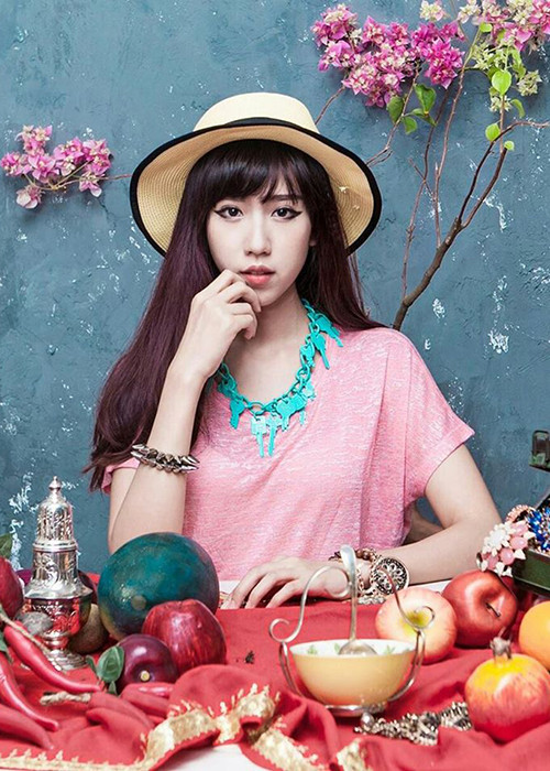 Năm 2013, Min tung ra MV "Tìm". Năm 2014, cô tiếp tục tung các sản phẩm âm nhạc. Tuy nhiên, phải đến năm 2017, tên tuổi của Min mới thực sự vụt sáng nhờ MV "Có em chờ”, “Ghen”.