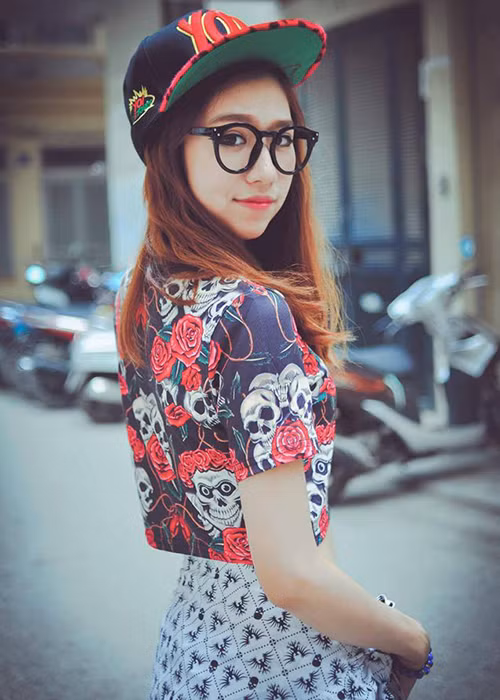 Min quyết định đi làm giáo viên dạy tiếng Đức với mức lương 10 triệu đồng mỗi tháng để có thể quay lại Đức dễ dàng hơn. Tuy nhiên, sau đó cô nghỉ dạy chuyển sang làm BTV thời sự một kênh truyền hình nhỏ. Tuy nhiên, chỉ làm 4-5 tháng, Min lại nghỉ.