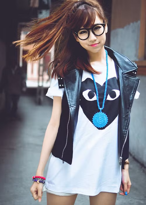 Nữ ca sĩ kể lại, ngày chuyển từ ngôi nhà rất to về một căn hộ bé ở khu tập thể cũ, cô òa khóc nức mở, muốn quay về Đức sống.