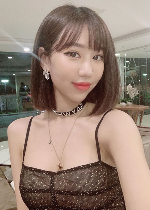 Min được nhiều người khen có ngoại hình trẻ đẹp, so với lứa ca sĩ 9x, giọng ca "Ghen Cô Vy" như bằng vai phải lứa.