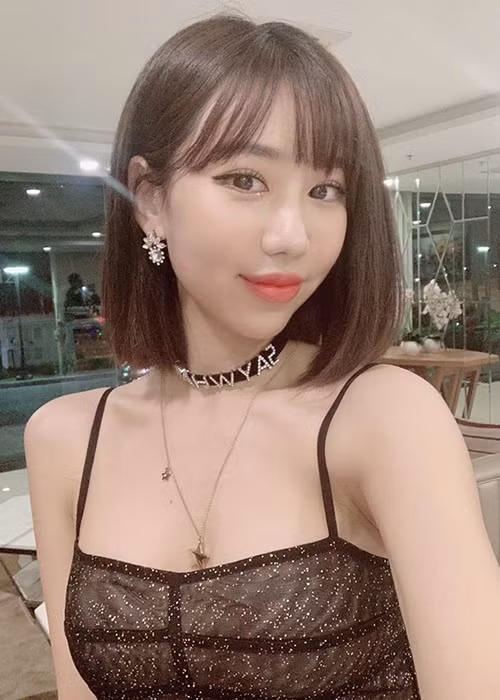 Min được nhiều người khen có ngoại hình trẻ đẹp, so với lứa ca sĩ 9x, giọng ca "Ghen Cô Vy" như bằng vai phải lứa.