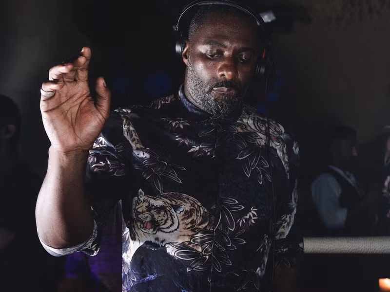 Ngoài diễn xuất, Idris Elba còn yêu thích âm nhạc.