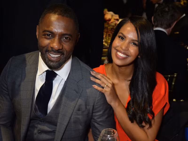 Năm 2019, nam diễn viên "Avengers" kết hôn lần 2. Cô dâu là Sabrina Dhowre - diễn viên kiêm người mẫu Canada, từng đăng quang cuộc thi Miss Vancouver năm 2014.