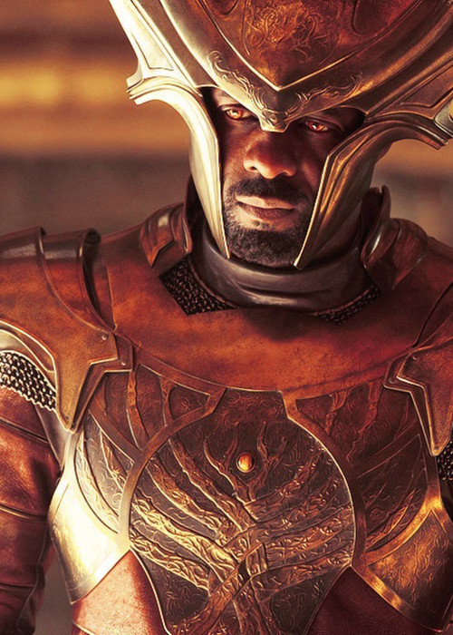 Tài tử da màu còn nổi tiếng với vai diễn vị thần gác cổng Heimdall của Asgard trong loạt Avengers và Thor.